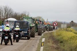 Una columna de tractores se dirige a Valladolid desde la carretera de Renedo.