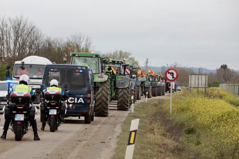 La Subdelegación del Gobierno sanciona a 173 agricultores por las tractoradas en Valladolid