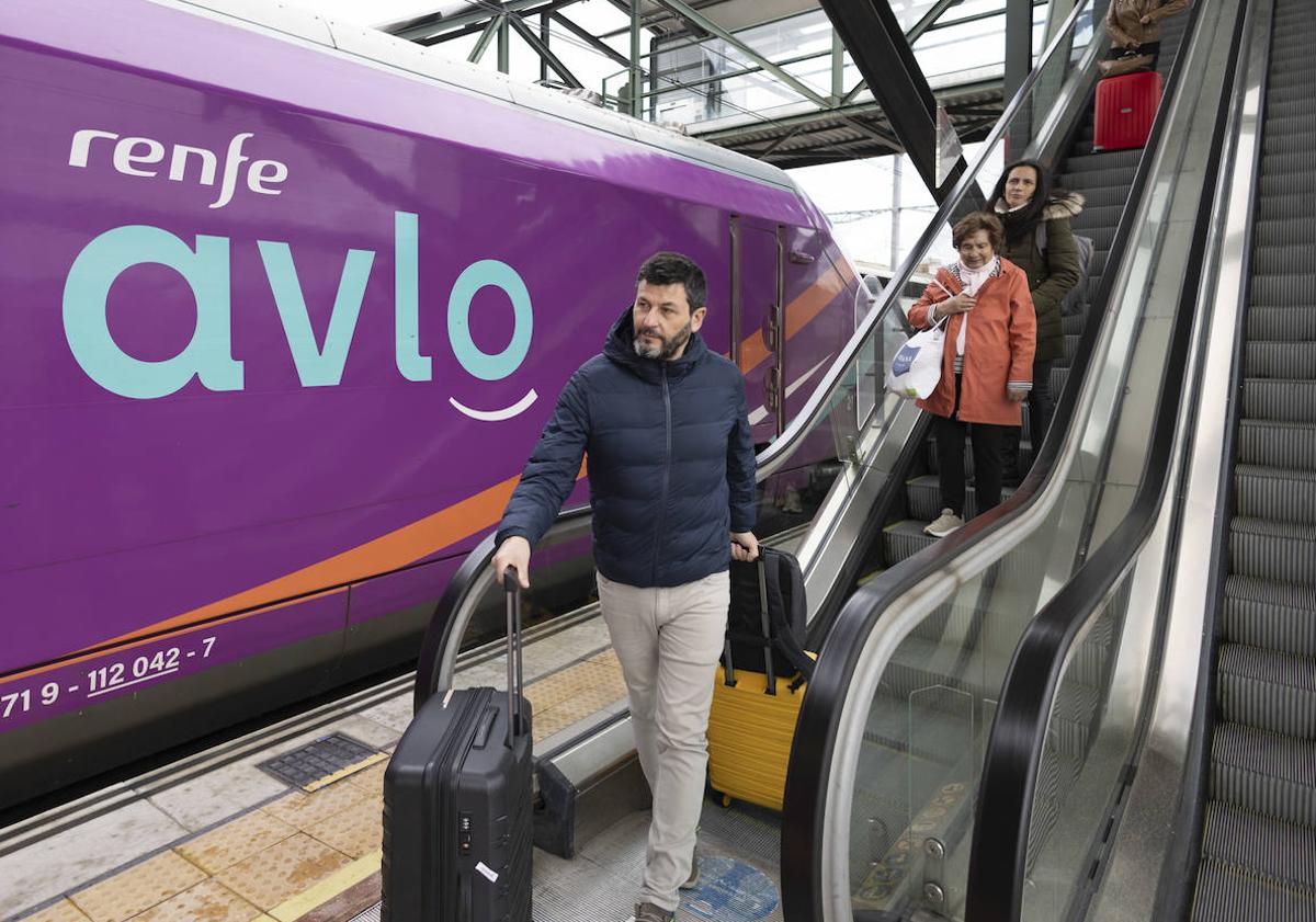 Imagen principal - Diferentes detalles de la llegada de Avlo, como el nombre en los horarios, el tren situado en la vía 2 y los primeros viajeros llegando al andén.