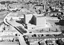 La Rondilla de Santa Teresa entre 1953 y 1955, con su trayectoria discurriendo entre las tapias de los conventos y el hospital recién construido.