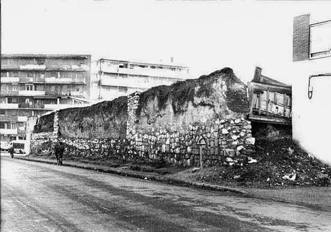 Restos de la muralla en el paseo del Renacimiento, en una imagen del año 1973.