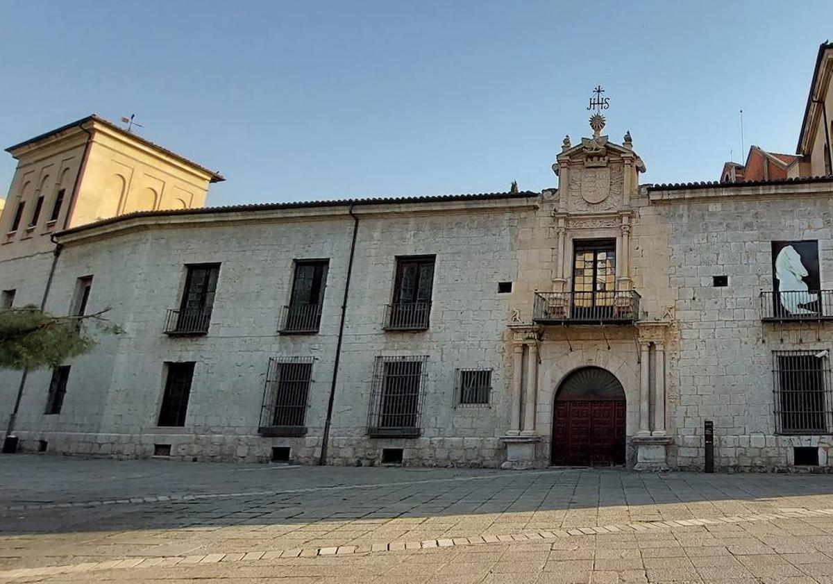 Imagen principal - La Casa del Sol/Palacio del Conde Gondomar, en la actualidad; plano realizado por Diego de Praves en 1595 para la casa del Licenciado Leguizamón; Lápida conmemorativa de la inundación del río Pisuerga en el año 1636, colocada en la tapia del convento de Santa Teresa