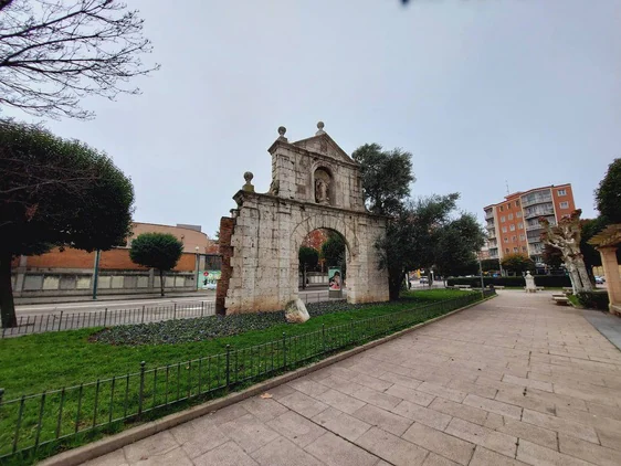 La puerta de los Carros, perteneciente a la tapia de la antigua huerta del convento de San Pablo, y al fondo la entrada al convento de Santa Teresa.