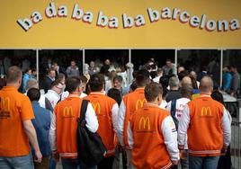Los diferentes trabajadores de McDonald's se desplazan por la ciudad ataviados con ropa y accesorios corporativos