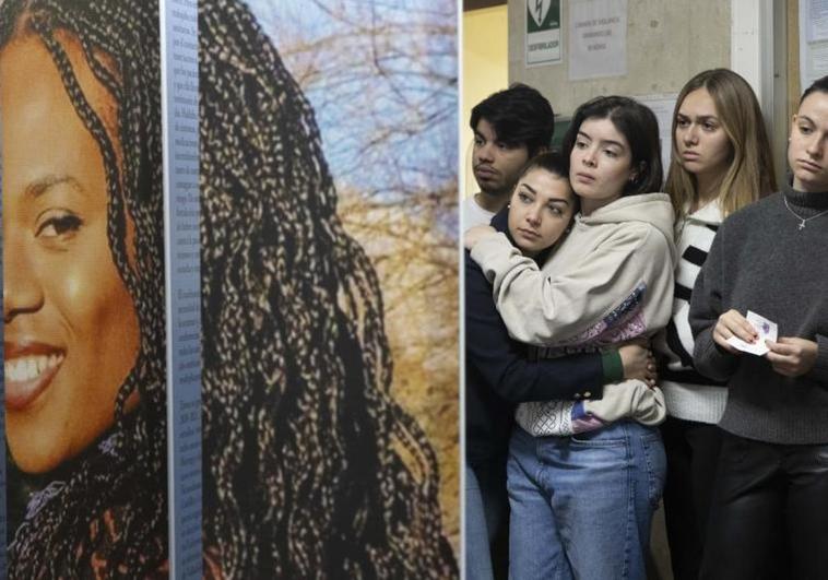 Compañeros de Teresa Rodríguez asistiendo a la exposición de 'La vida de Teresa' en la Facultad de Enfermería de Valladolid.