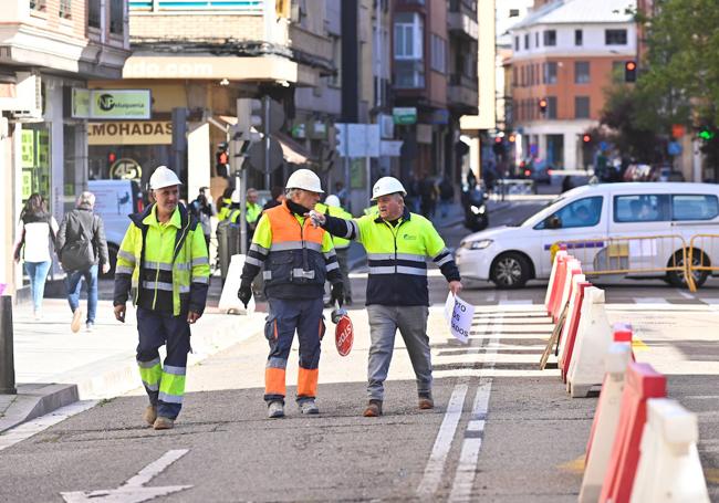 Operarios de Marco Infraestructuras definen las zonas de tráfico desde Nicolás Salmerón.