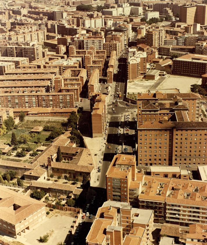 Imagen secundaria 2 - Casa del cura y la cabecera de la iglesia de San Benito el Viejo; vestigios arqueológicos del palacio documentados en el solar de la residencia de la monjas Oblatas y vista aérea de la Rondilla de Santa Teresa en 1984.