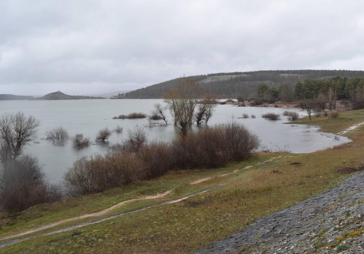 Vista del embalse de Aguilar, crecido en estos últimos días.