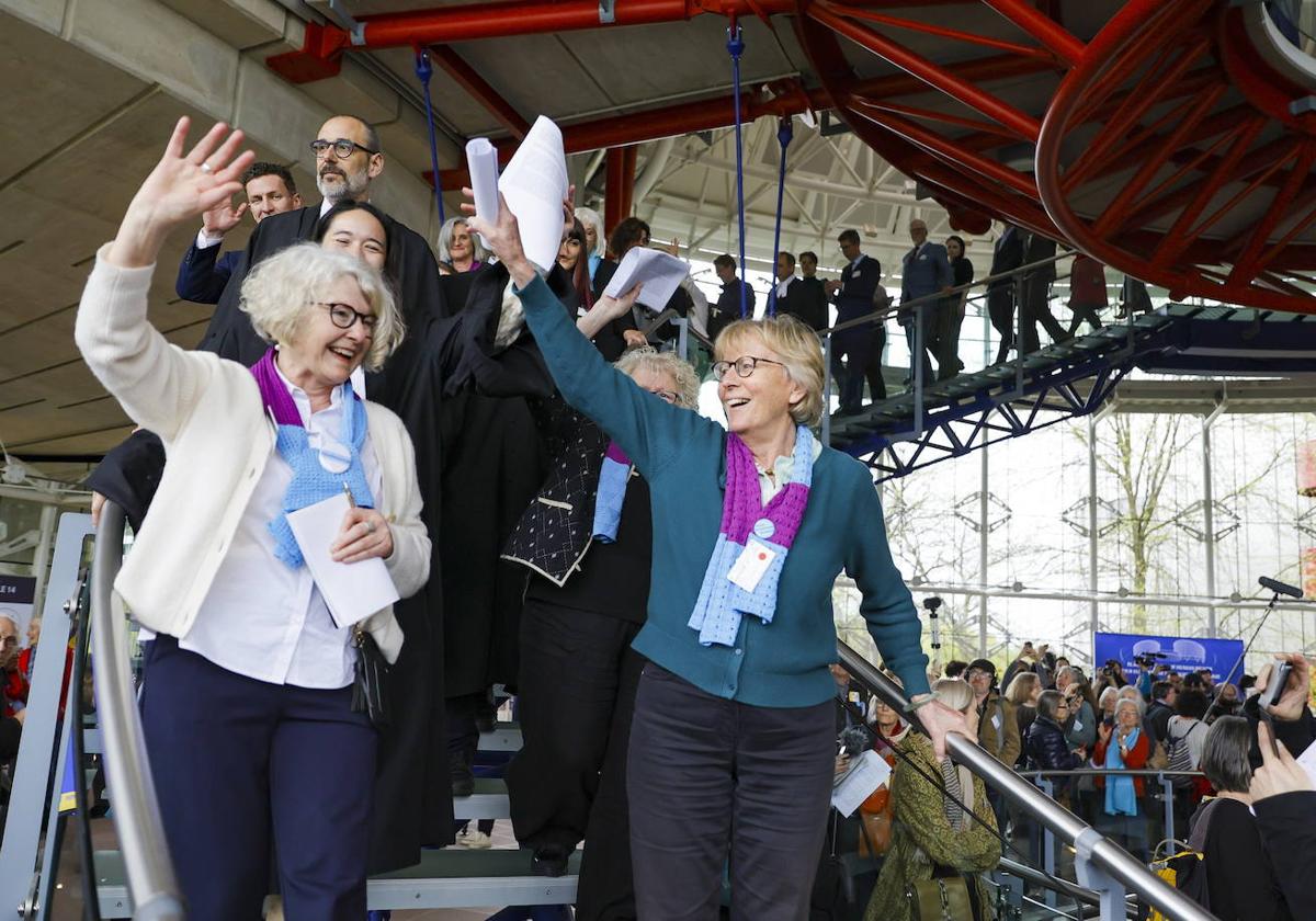 Las demandantes suizas celebran su victoria en la sede del Tribunal de Estrasburgo.