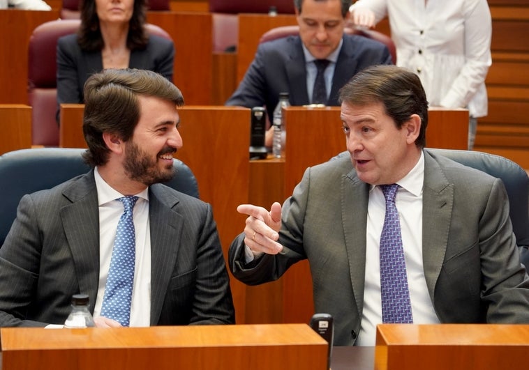 Juan García-Gallardo y Alfonso Fernández Mañueco durante la sesión en las Cortes.