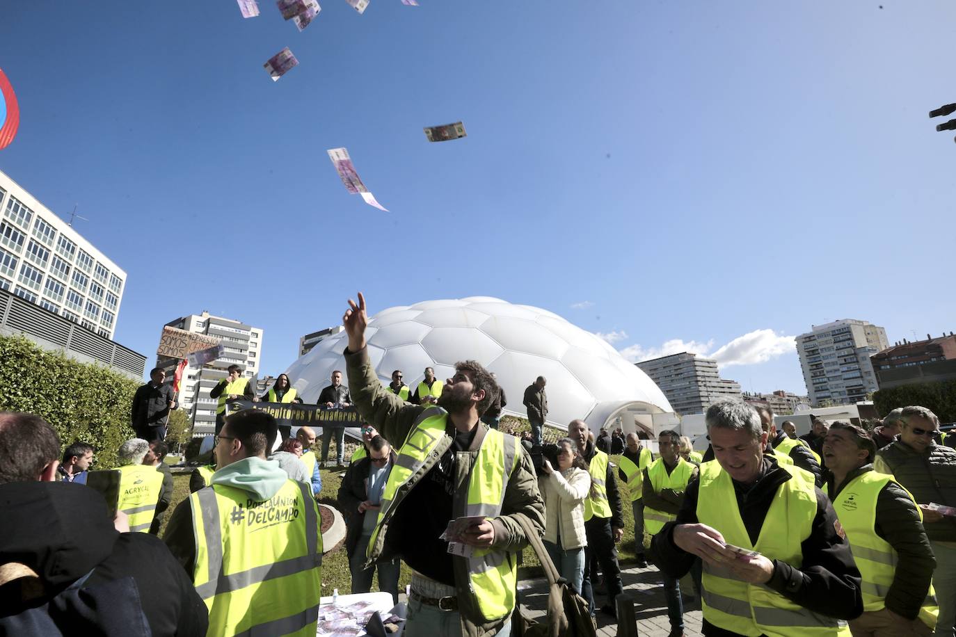 Los agricultores protestan ante la Delegación del Gobierno