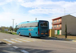 Autobús de Linecar en una de las paradas de Tudela de Duero