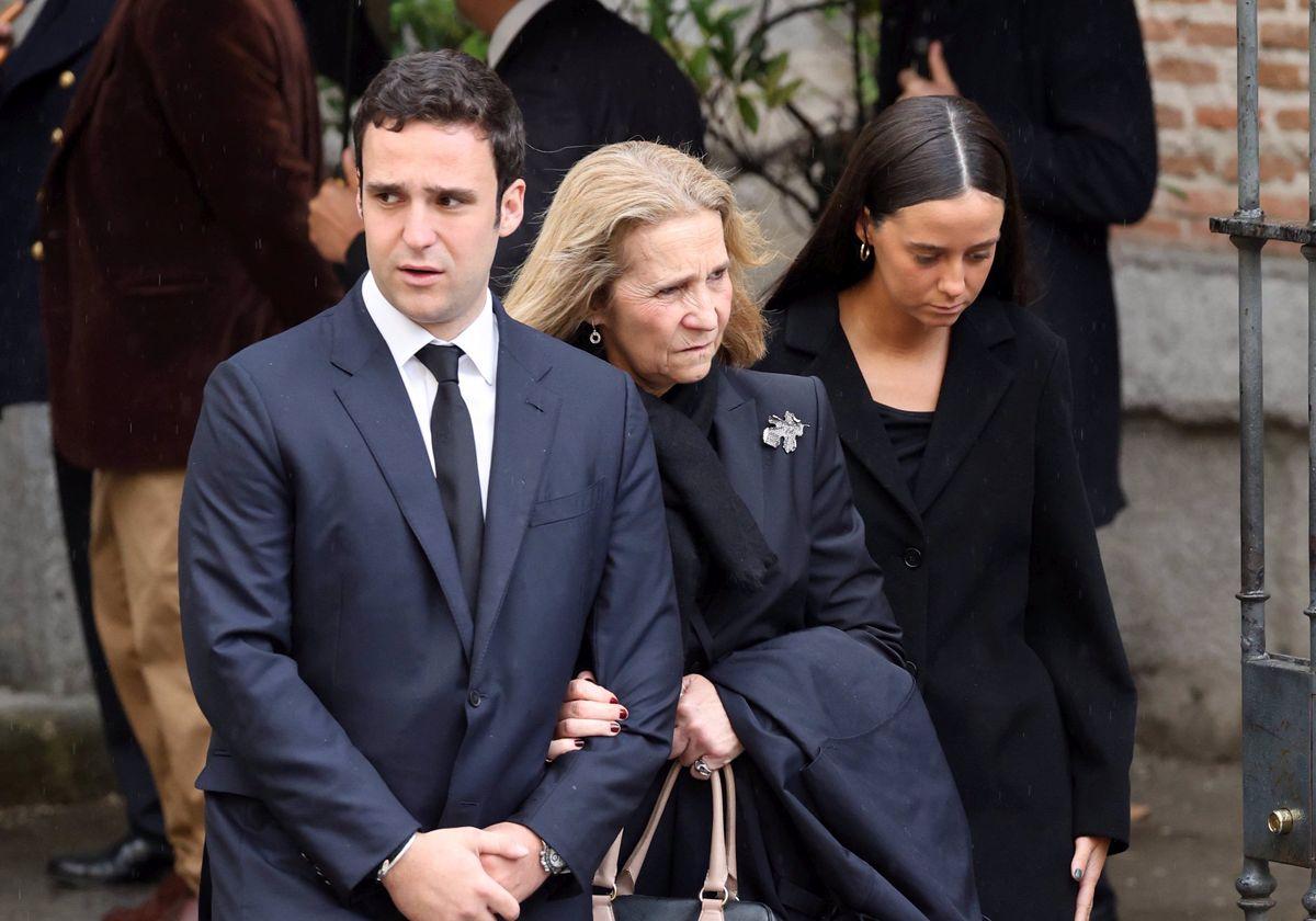 Froilán con su madre, la Infanta Elena y su hermana, Victoria Federica, en el funeral en memoria de Fernando Gómez-Acebo.