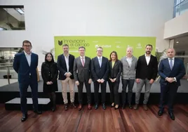 Ponentes, organizadores y patrocinadores, juntos en la foto de familia de la jornada