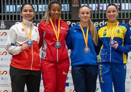 Isabel Nieto, segunda por la izquierda, con su medalla en el Campeonato de España.