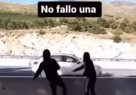 Captura del vídeo en Tik Tok de dos menores encapuchados que lanzan huevos contra unos vehículos que pasan por la N-603.