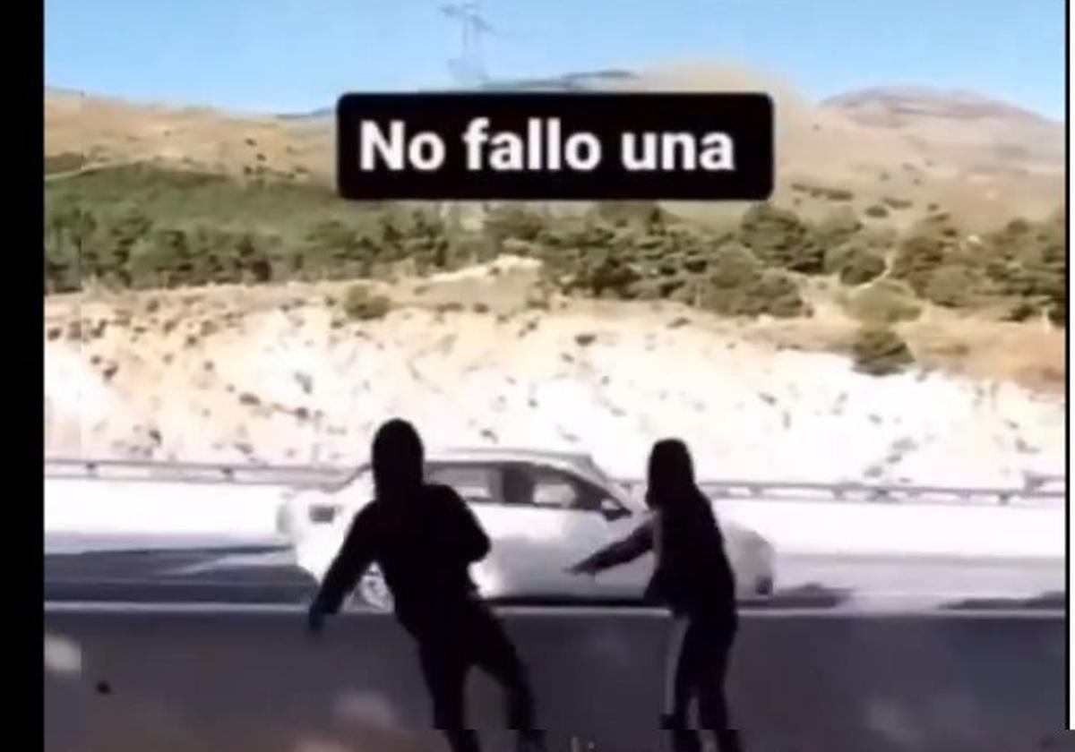 Captura del vídeo en Tik Tok de dos menores encapuchados que lanzan huevos contra unos vehículos que pasan por la N-603.