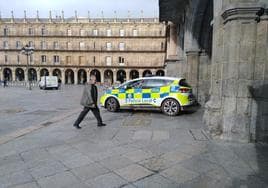 Coche patrulla de la Policía Local en la Plaza Mayor de Salamanca.