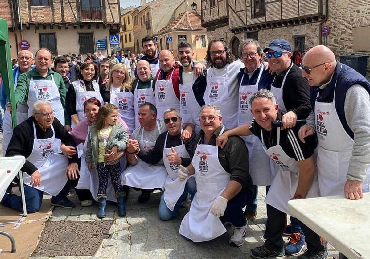 Asistentes a la jornada gastronómica del cerdo con delantales reivindicativos del convenio cultural y de Las Noches del Atrio de San Lorenzo.