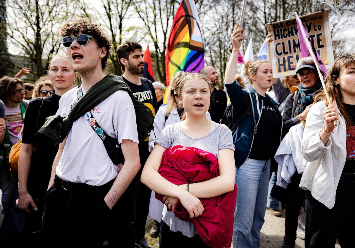 Greta Thunberg (c) participa en una marcha en La Haya.