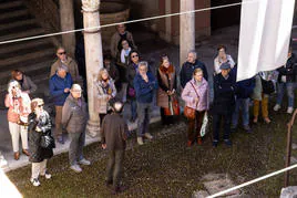 Uno de los grupos de suscriptores observan los secretos de la arquitectura del claustro del Palacio de Fabio Nelli