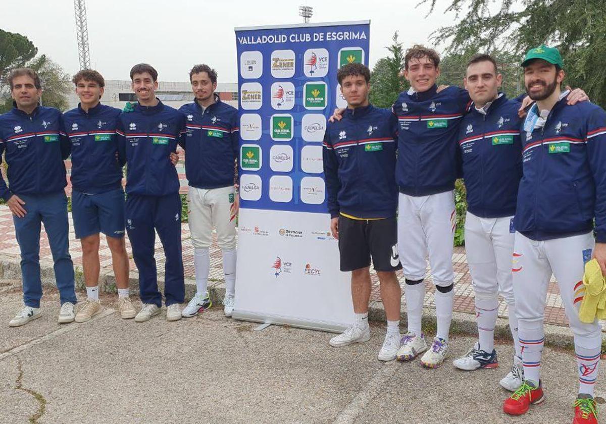 Los tiradores del Valladolid Club de Esgrima después del torneo.