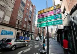Nueva señal que indica el camino a la avenida de Segovia en el lugar que hasta la semana pasada ocupaba un cartel hacia la estación de trenes.