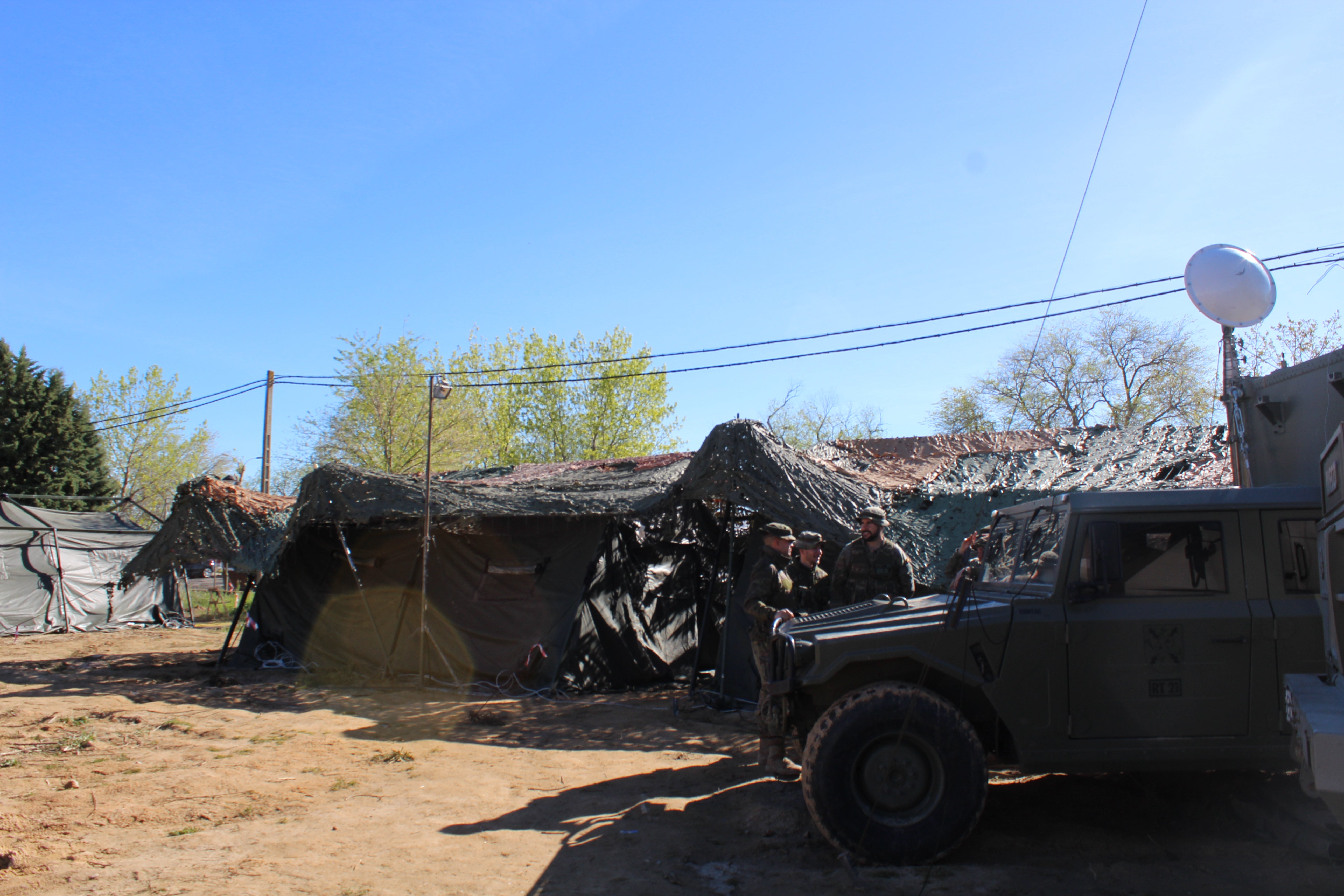 Militares en la explanada del Albergue Municipal