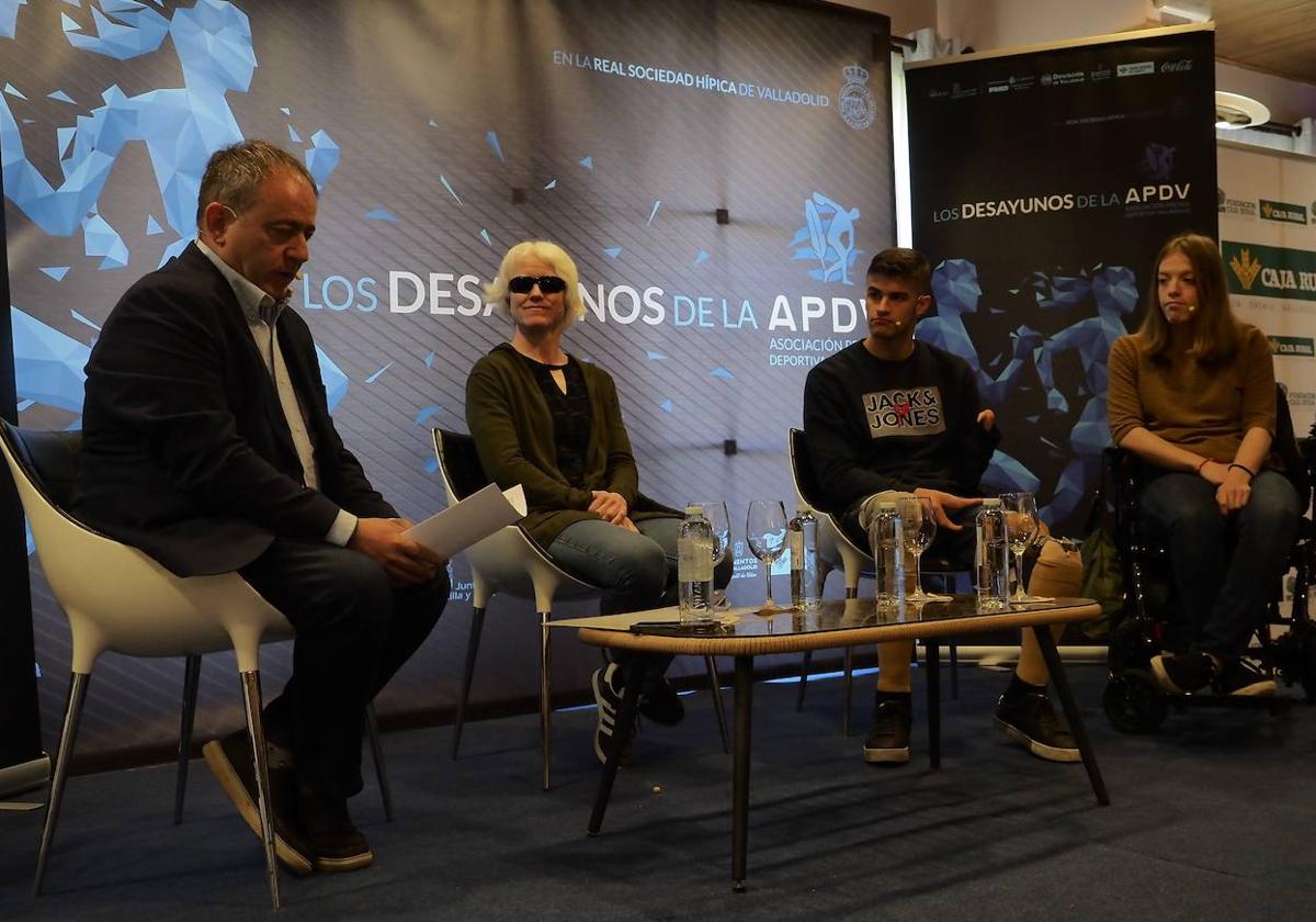 Marta Arce, Luis Huerta y Marta Fernández, en el desayuno presentado por Íñigo Torres, a la izquierda.