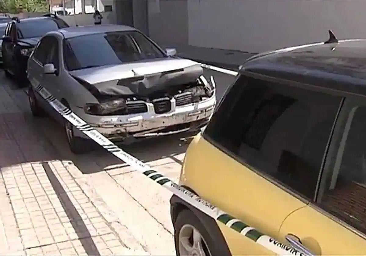 Estado de los vehículos tras el accidente provocado por el agresor.