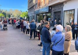 Colas en la calle Santiago de Valladolid hoy para lograr una tarrina gratis de fresas.