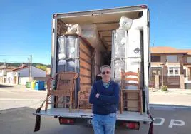 Juan Aurelio con su camión cargado de muebles.