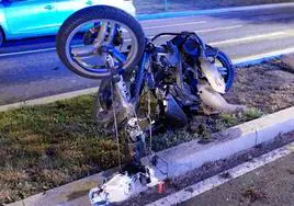 Estado en el que quedó la moto tras el impacto en el puente de Hispanoamérica en la noche del 2 de marzo.