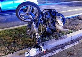 Estado en el que quedó la moto tras el impacto en el puente de Hispanoamérica en la noche del 2 de marzo.