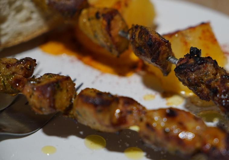 Pinchos morunos con patatas y especias en el bar La Alhambra.