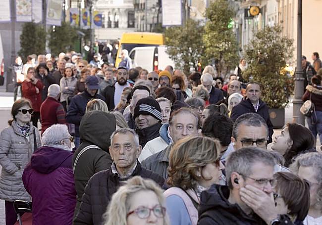 Fotos del reparto de fresas en Valladolid.