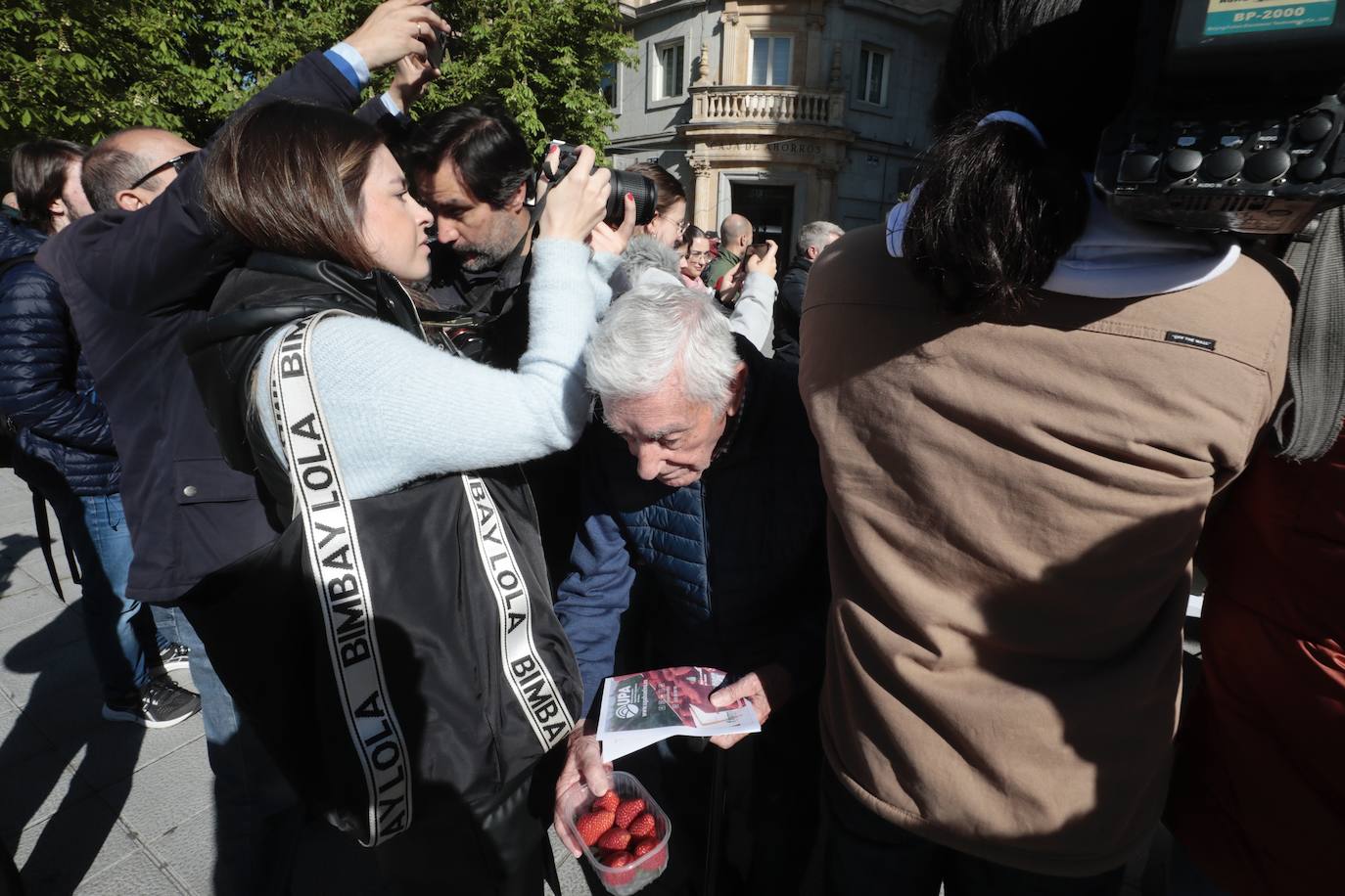 Colas en el reparto de tarrinas con fresas en Valladolid