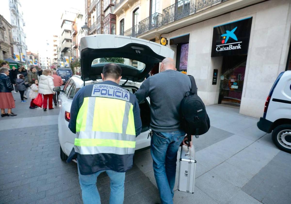 La Policía Científica, junto a la oficina bancaria en la que ocurrieron los hechos.