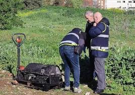 Agentes de la Policía Científica analizan una de las baterías eléctricas dañadas por el incendio en Autotalleres Nogueira.