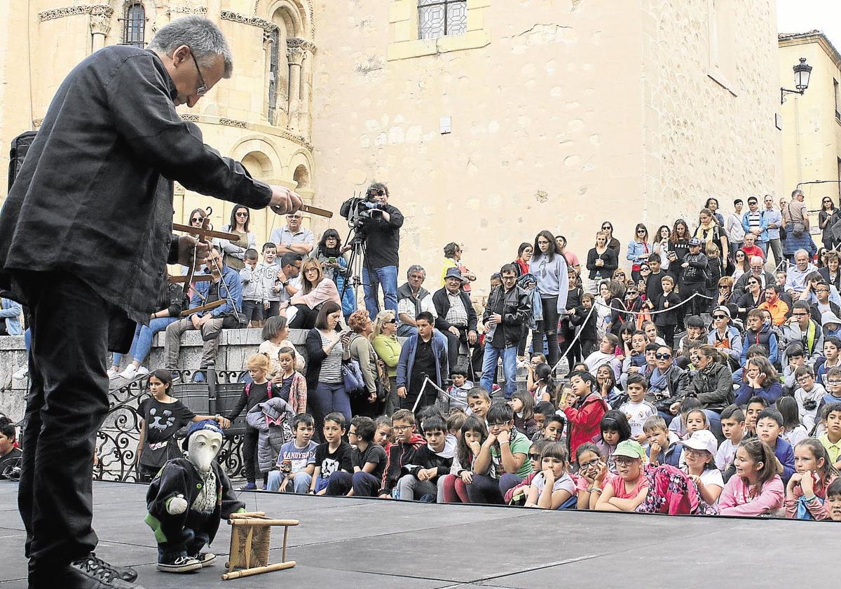 La plaza de San Martín llena de público en una función de una edición anterior de Titirimundi.