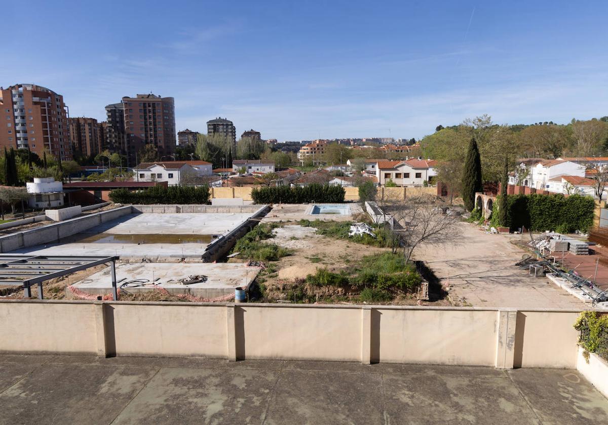 Estado actual de las instalaciones de la piscina Riosol, en la calle Mieses, junto a Girón.