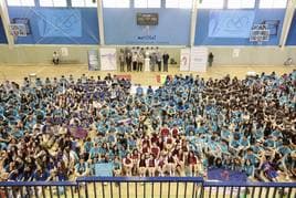 Un millar de alumnos de 11 colegios maristas de España y Portugal se citaron en el polideportivo de La Inmaculada. Al fondo, en el pebetero, las autoridades