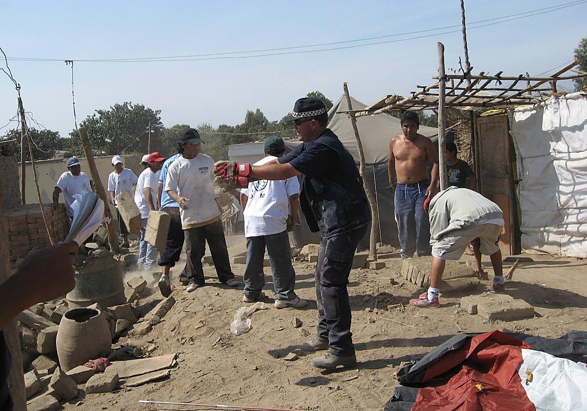 El policía local Jenaro Boto, en las zonas siniestradas tras el terremoto en 2007 en Perú.