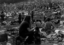 Una joven observa el concierto en Woodstock.