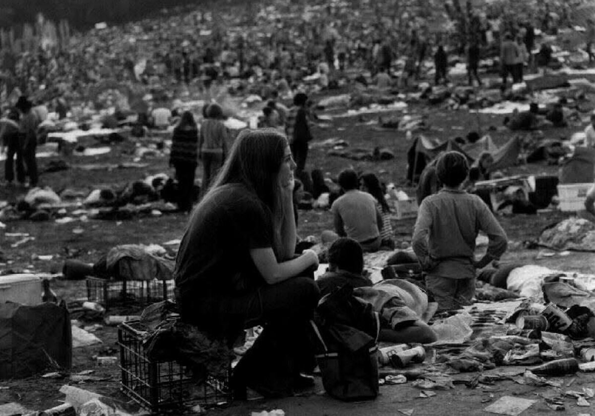 Una joven observa el concierto en Woodstock.