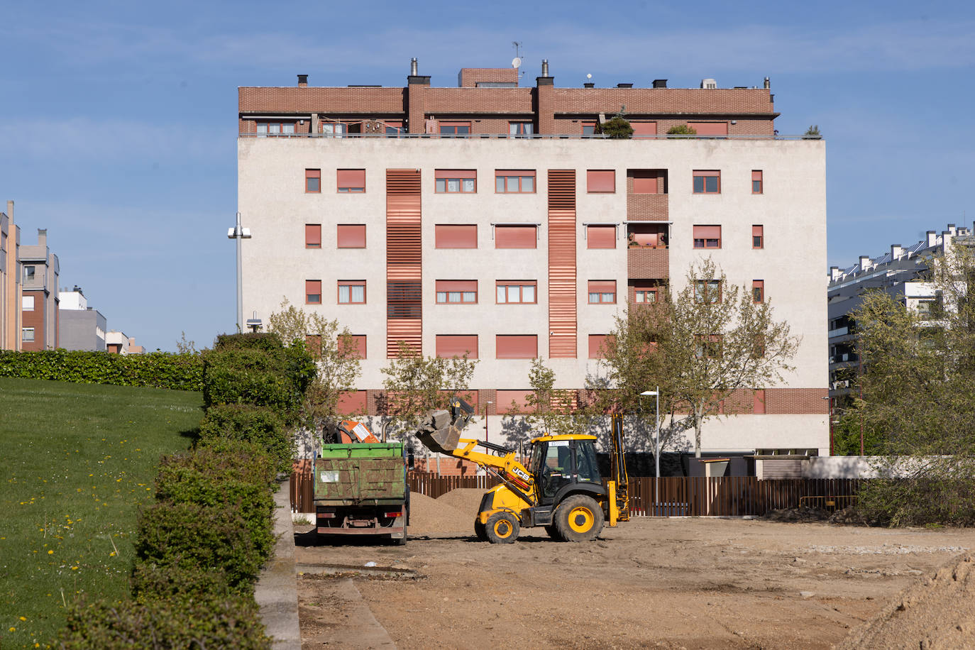 La obra en la parcela aledaña a la sede de las Cortes, en imágenes