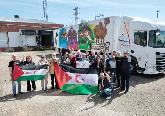 Representantes de la asociación Amigos del Pueblo Saharahui en Valladolid, junto al camión que enviarán a los campos de refugiados.