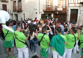 Una charanga, durante su actuación en el festival de Cuéllar.