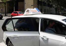 Una alumna sube a un coche de autoescuela en la ciudad de Segovia.