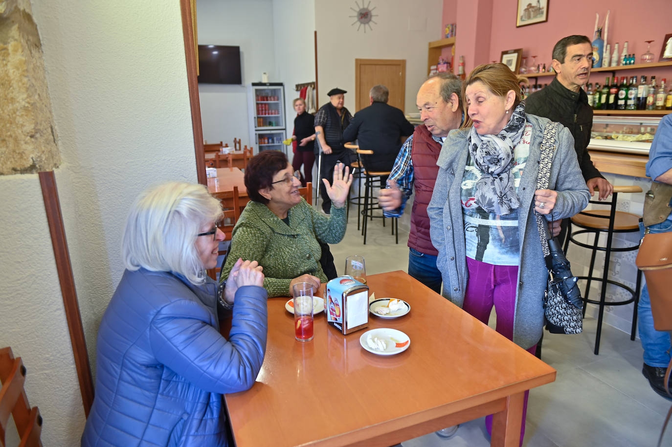 Resu Merino y Carmen de Vega de San Cebrián de Mazote son fieles a su cita diaria con su bar de la asociación